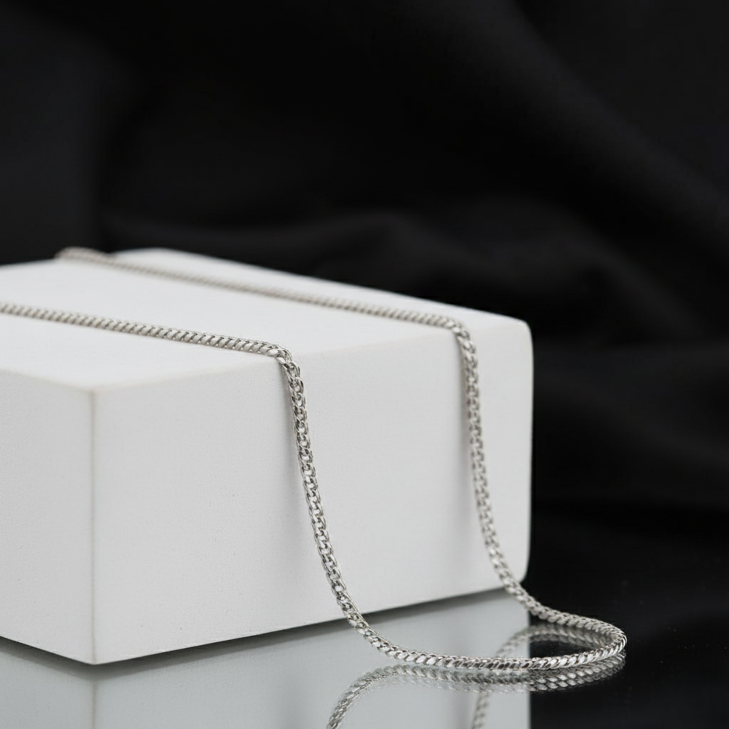 Linkveil Chain – Sterling Silver in Subtle Motion