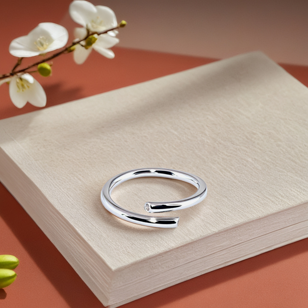 open crest ring – sterling silver motion