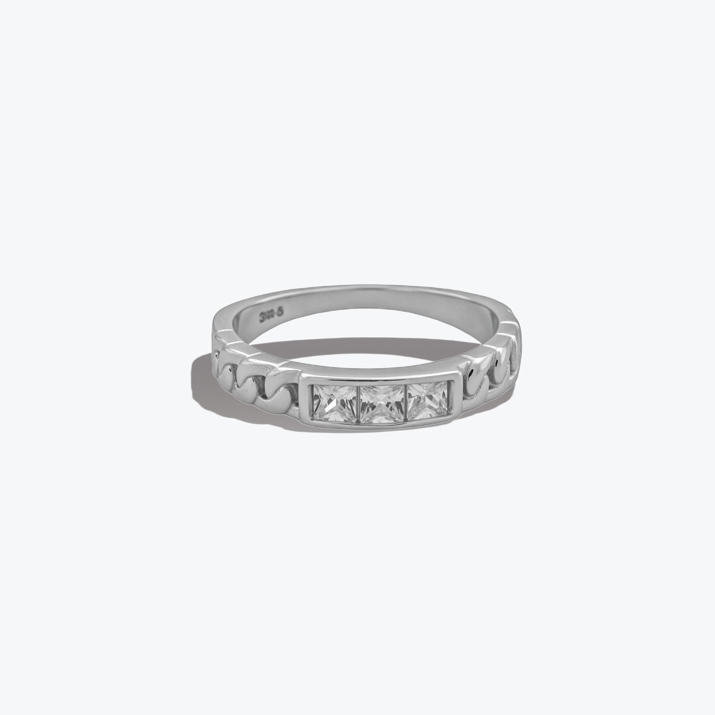 timeless radiance ring – sterling silver with classic sparkle