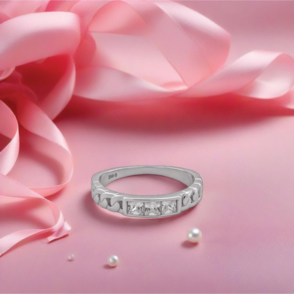 timeless radiance ring – sterling silver with classic sparkle