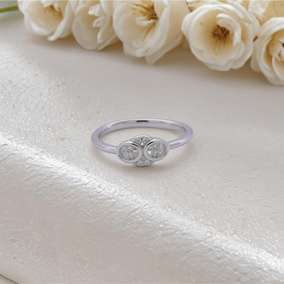 interlocking circle ring – a sterling silver touch of elegance