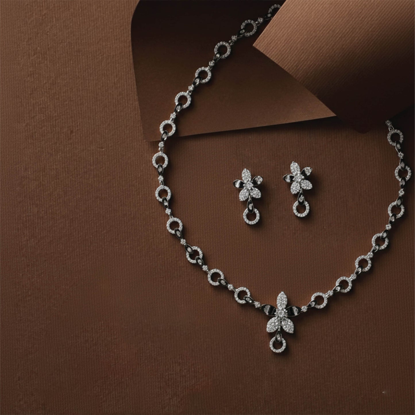 floraxis necklace – sterling silver in bold contrast