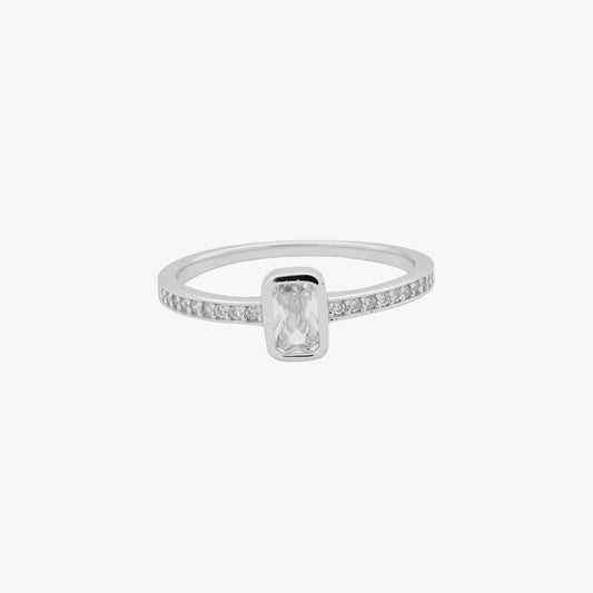 Lustre Crest Ring – Sterling Silver with Radiant Elegance