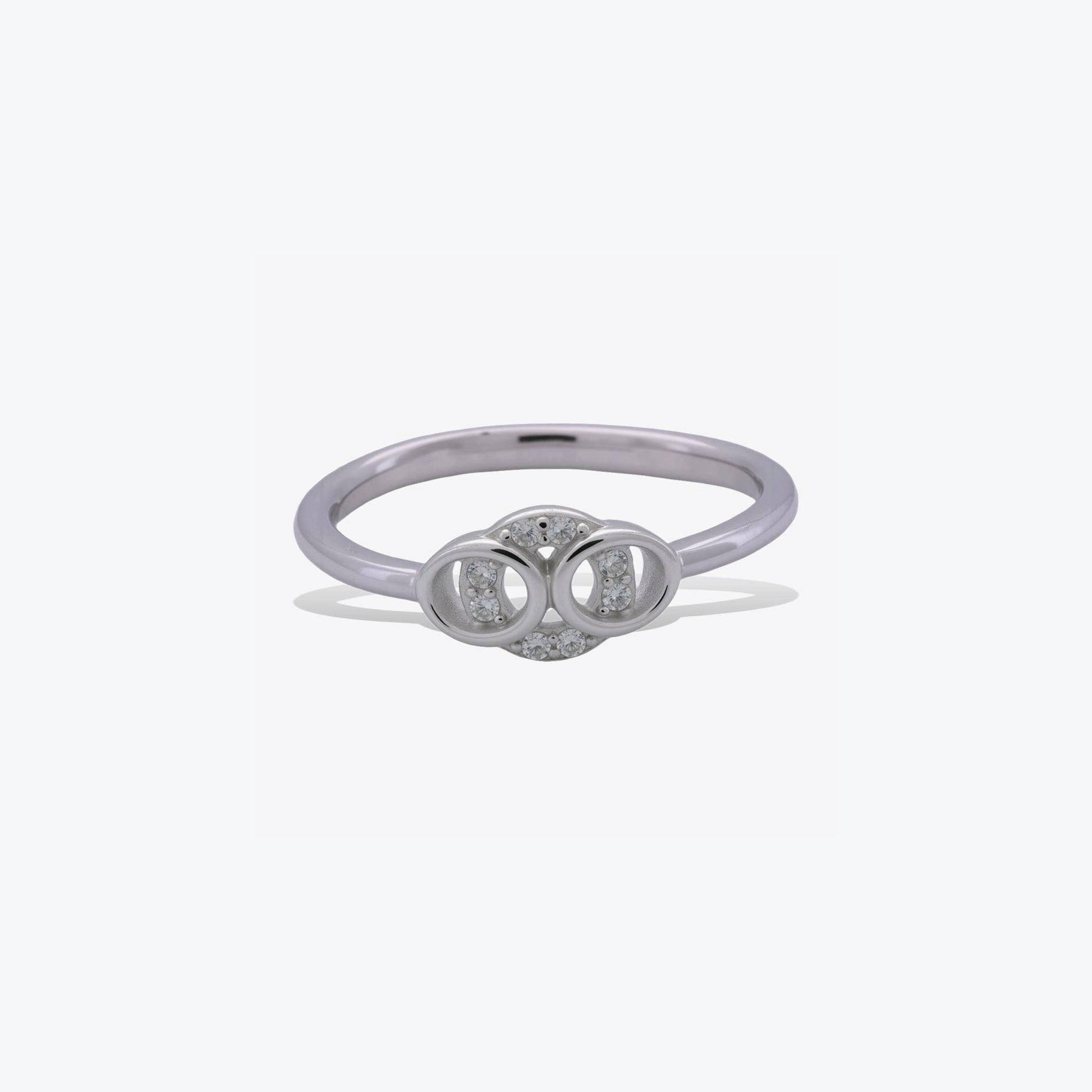 Interlocking Circle Ring – A Sterling Silver Touch of Elegance