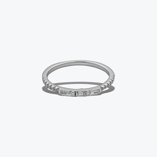 Eterna Luxe Ring – Sterling Silver with Sleek Brilliance