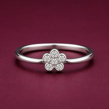 Petal patterned ring in Silver