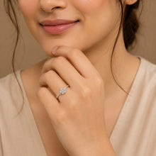 Petal patterned ring in Silver