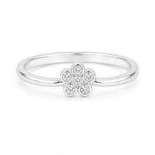 Petal patterned ring in Silver